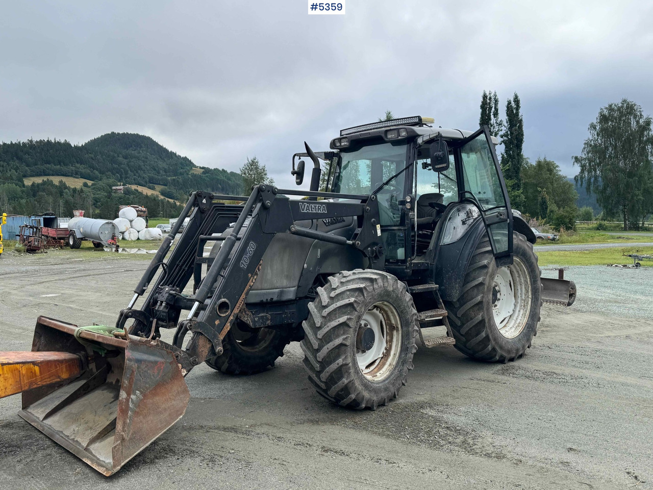 2004 Valtra M120-4 w/ loader and bucket - Traktor: das Bild 1 2004 Valtra M120-4 w/ loader and bucket - Traktor: das Bild 1