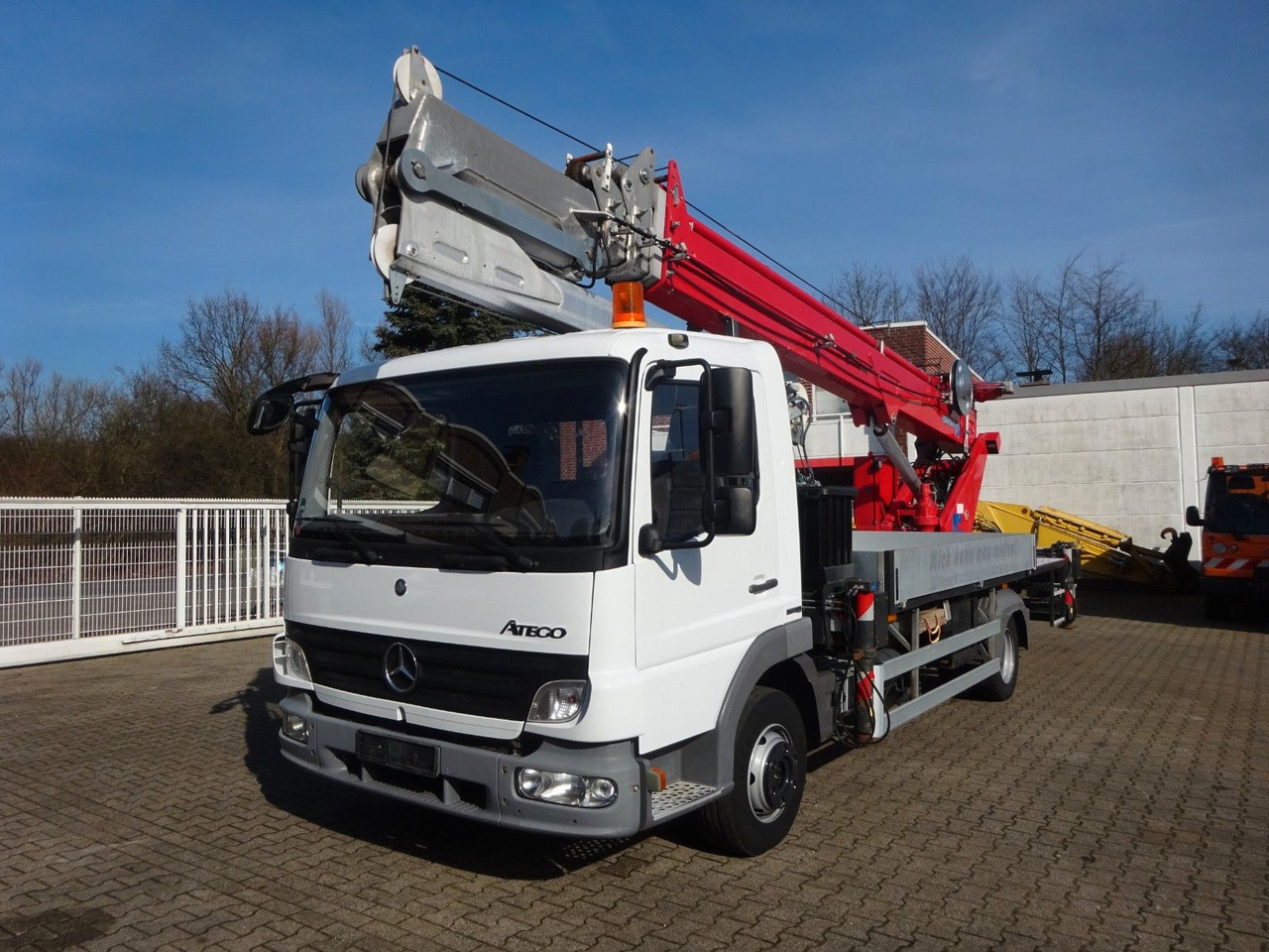 Mercedes-Benz 818 Atego + Böcker AK 32 Meter Dachdeckerkran - Autokran: das Bild 1 Mercedes-Benz 818 Atego + Böcker AK 32 Meter Dachdeckerkran - Autokran: das Bild 1
