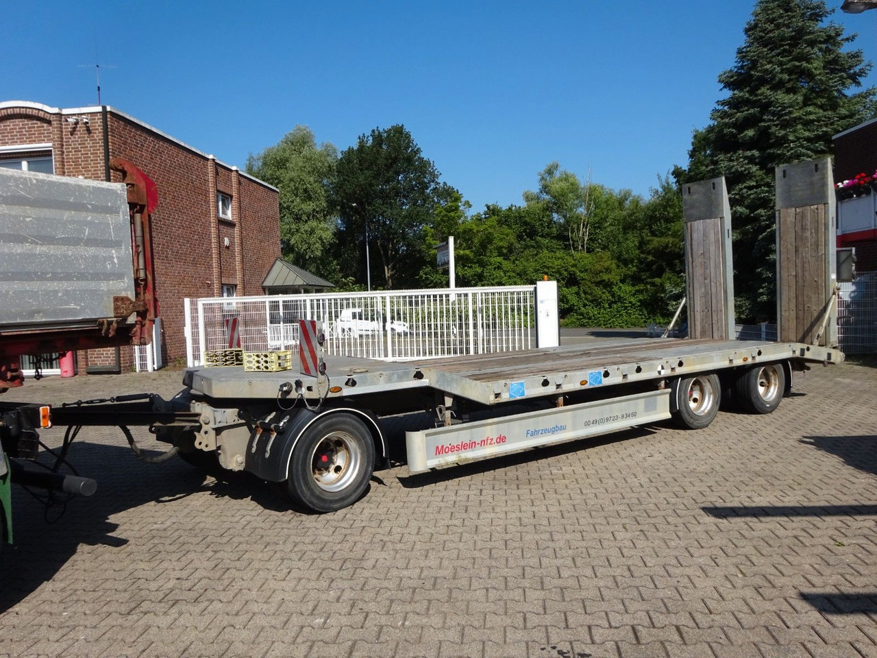 Möslein Tieflader Anhänger mit 3 Achsen und Rampen - Tieflader Anhänger: das Bild 2 Möslein Tieflader Anhänger mit 3 Achsen und Rampen - Tieflader Anhänger: das Bild 2
