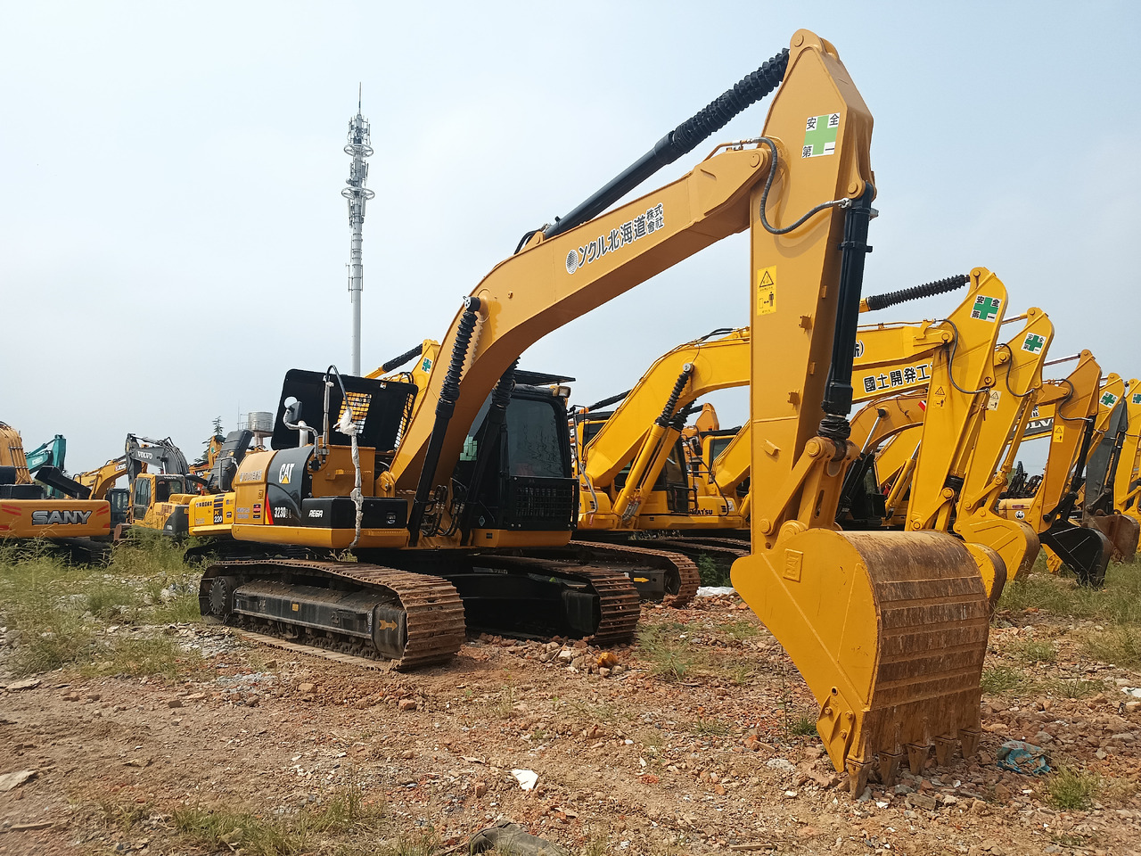 CATERPILLAR 323D2L - Kettenbagger: das Bild 2 CATERPILLAR 323D2L - Kettenbagger: das Bild 2