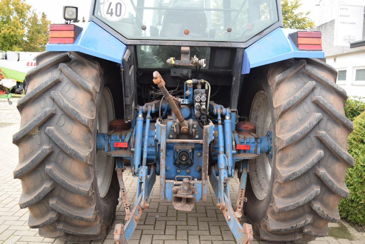 New Holland 8340 - Traktor: das Bild 4 New Holland 8340 - Traktor: das Bild 4