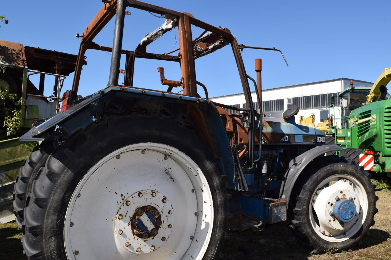 New Holland 8340 *zur Teileverwertung* - Traktor: das Bild 5 New Holland 8340 *zur Teileverwertung* - Traktor: das Bild 5