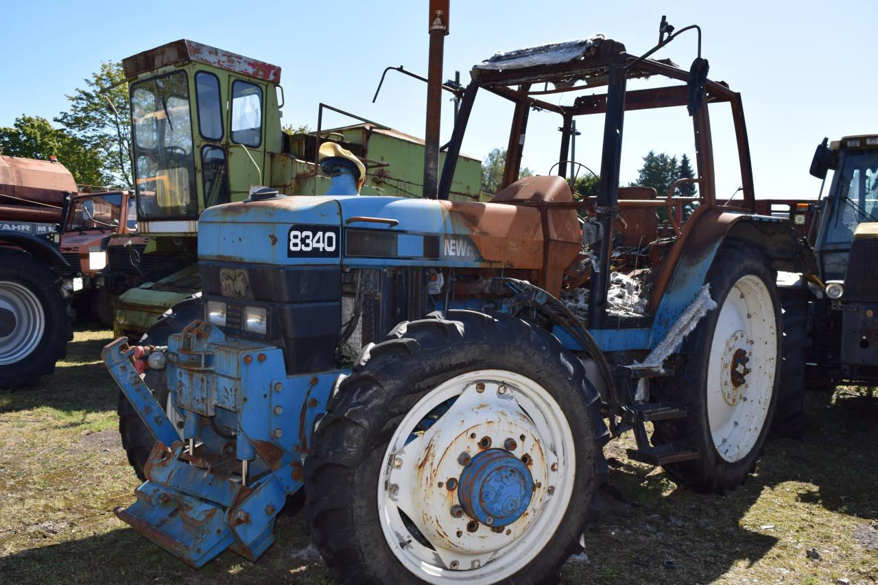 New Holland 8340 *zur Teileverwertung* - Traktor: das Bild 2 New Holland 8340 *zur Teileverwertung* - Traktor: das Bild 2