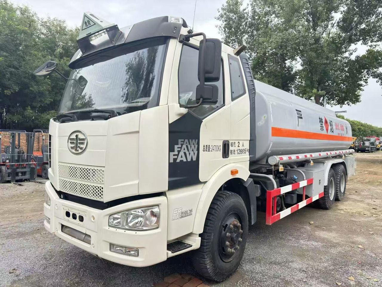 FAW tanker truck - Tankwagen: das Bild 1 FAW tanker truck - Tankwagen: das Bild 1