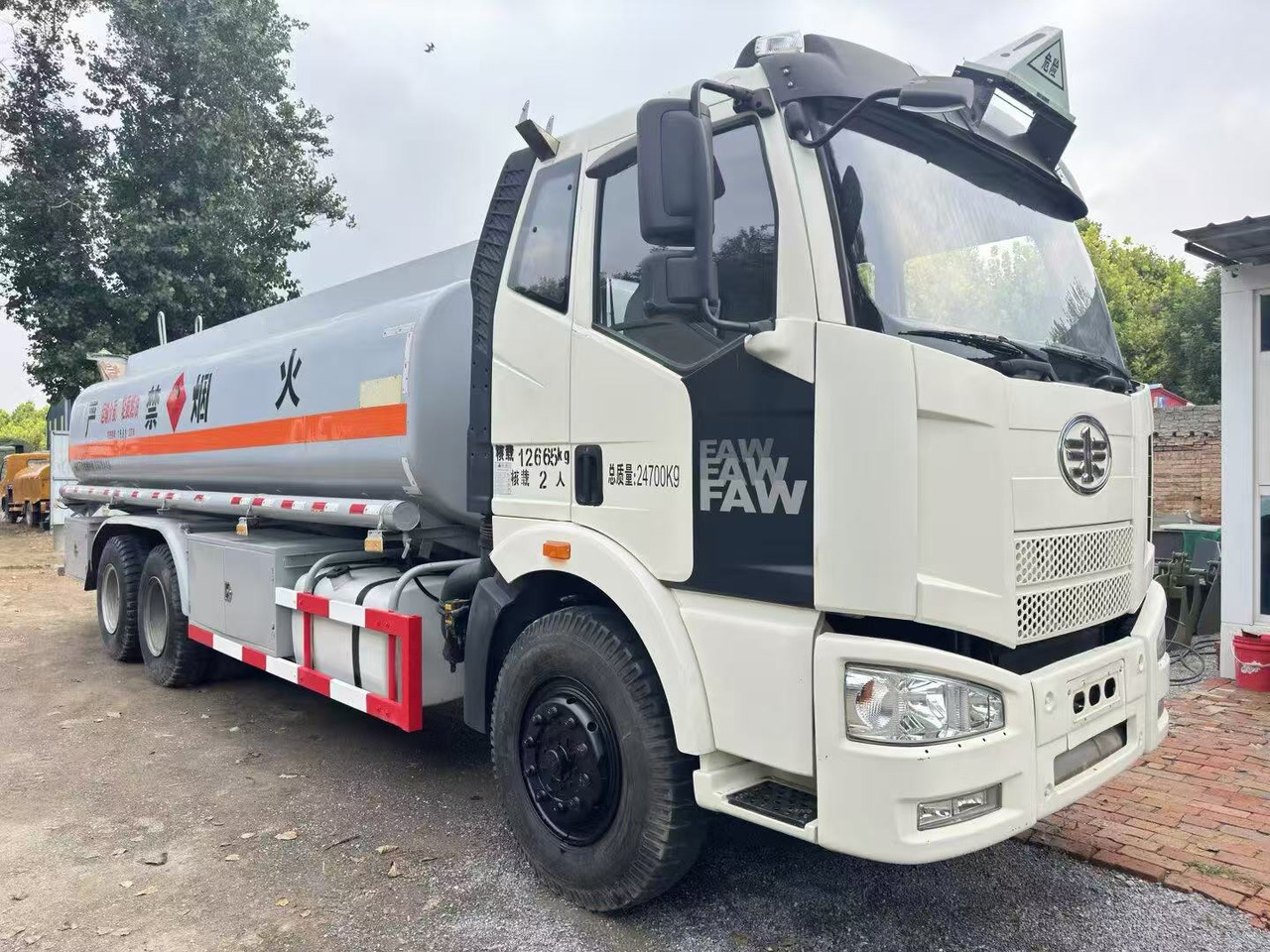FAW tanker truck - Tankwagen: das Bild 4 FAW tanker truck - Tankwagen: das Bild 4