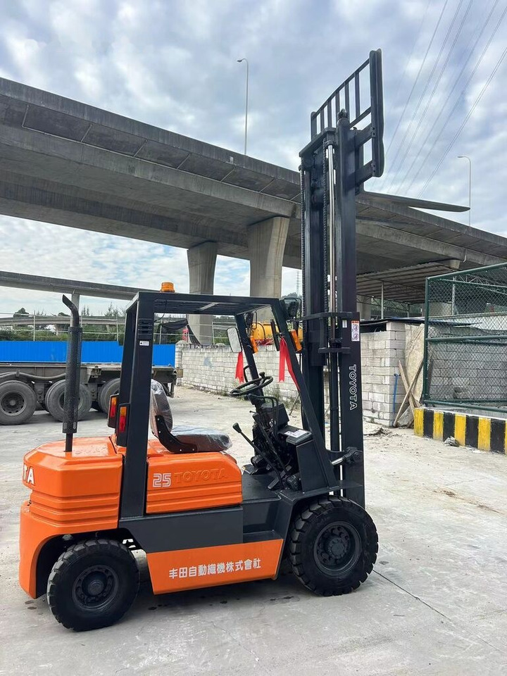Toyota FD25 - Dieselstapler: das Bild 5 Toyota FD25 - Dieselstapler: das Bild 5