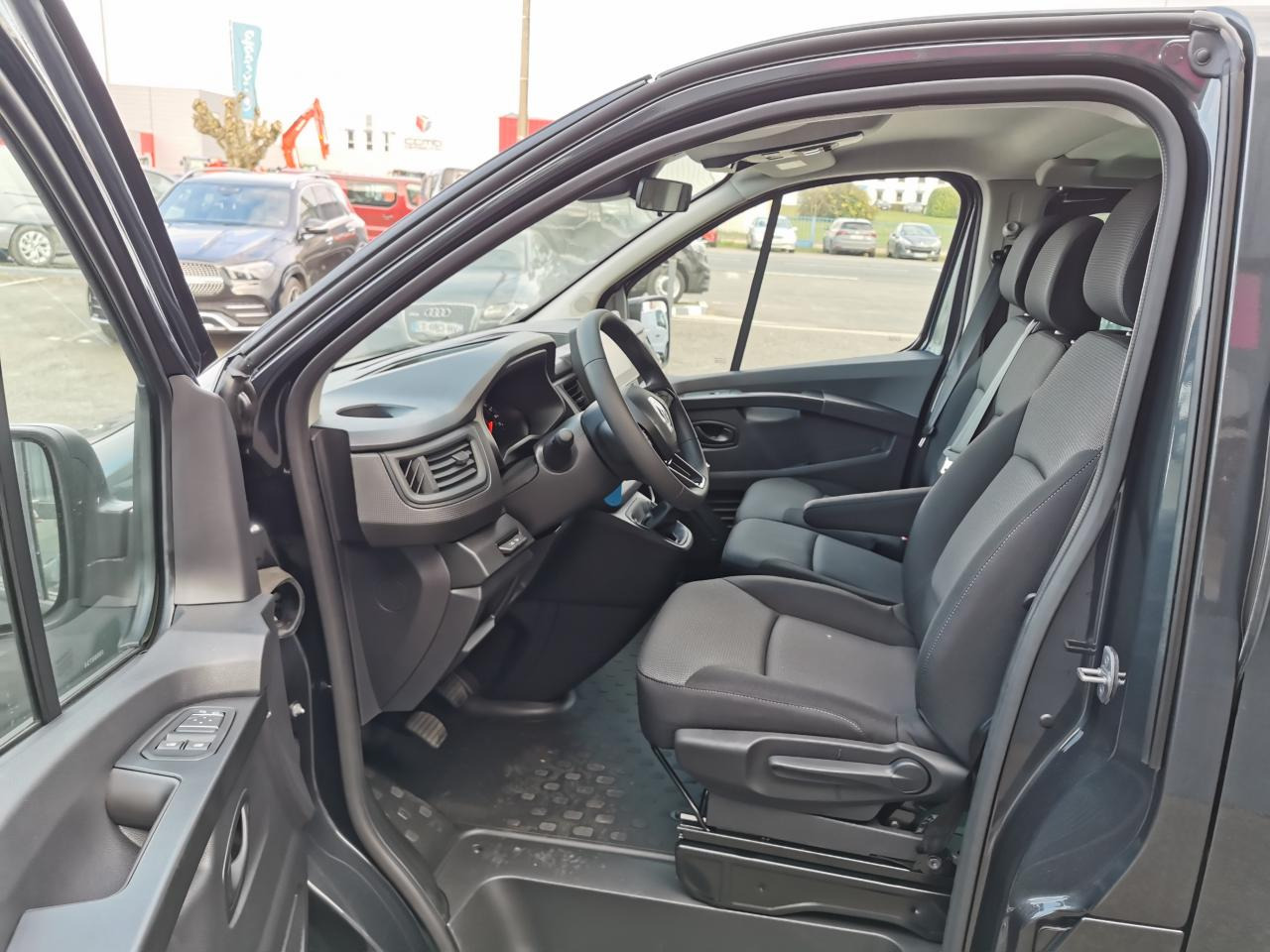 RENAULT Trafic L2 2.0 Energy dCi - 150 - S&S - BV EDC Euro 6e III COMBI Combi Intens L2H1 PHASE 3 - Personentransporter: das Bild 5 RENAULT Trafic L2 2.0 Energy dCi - 150 - S&S - BV EDC Euro 6e III COMBI Combi Intens L2H1 PHASE 3 - Personentransporter: das Bild 5