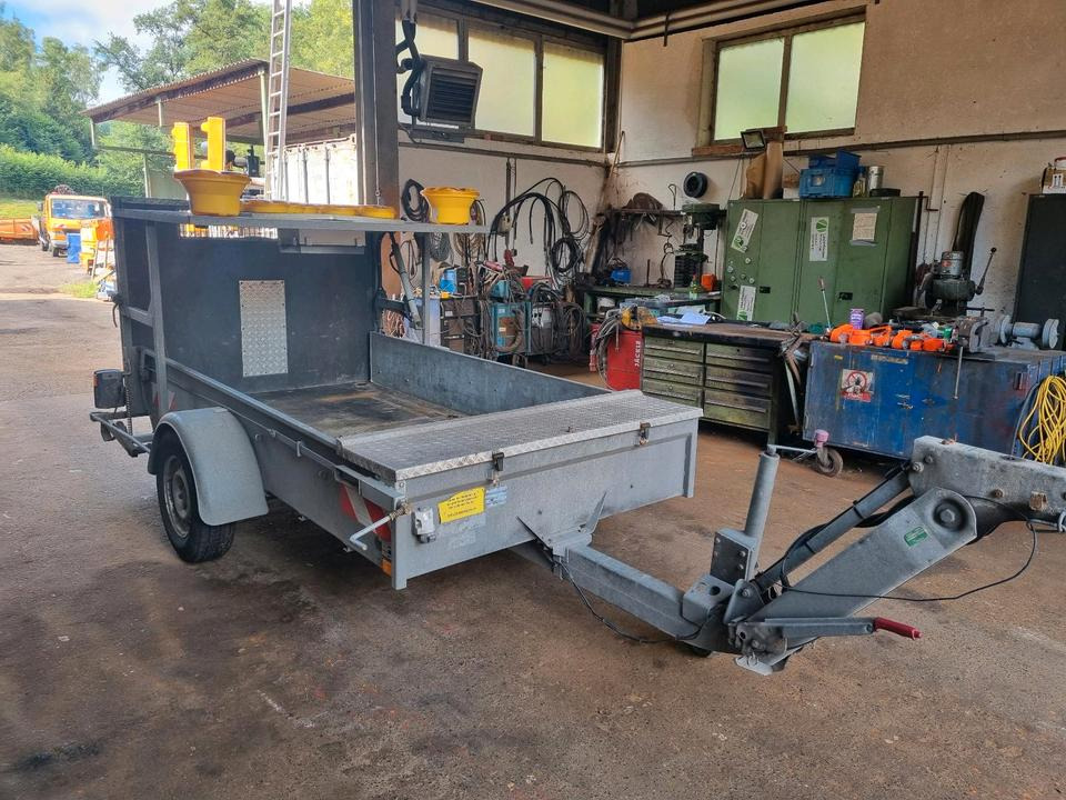 Mersch Absperrtafel Nissen VZ 616 B3 LED Ausführung Auffahrampe Verkehrsleittafel Verkehrsleitanhänger Verkehrssicherungsanhänger Horizont Trebbiner Verkehrssicherung Baustellenabsicherung Unimog Auto - Baugeräte, Anhänger: das Bild 5 Mersch Absperrtafel Nissen VZ 616 B3 LED Ausführung Auffahrampe Verkehrsleittafel Verkehrsleitanhänger Verkehrssicherungsanhänger Horizont Trebbiner Verkehrssicherung Baustellenabsicherung Unimog Auto - Baugeräte, Anhänger: das Bild 5