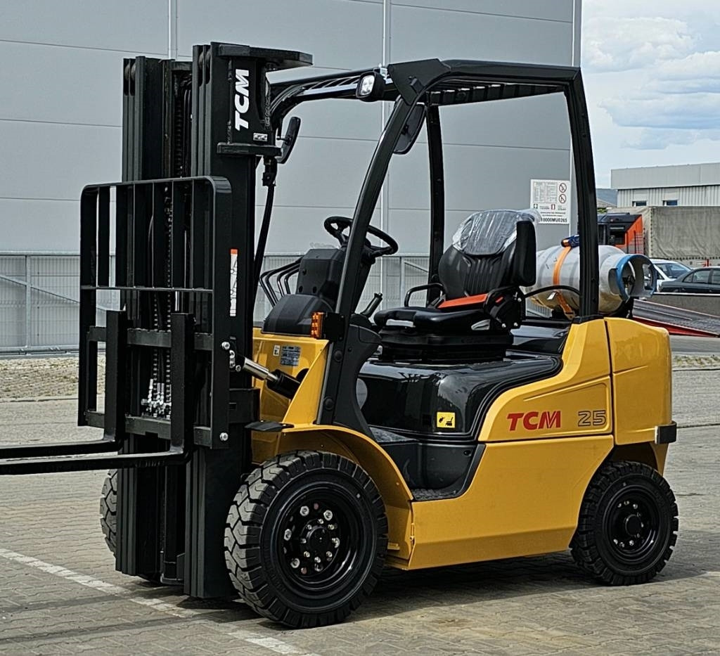 TCM FGE25-E2 UNUSED TRIPLEX 4700mm - Treibgasstapler: das Bild 1 TCM FGE25-E2 UNUSED TRIPLEX 4700mm - Treibgasstapler: das Bild 1