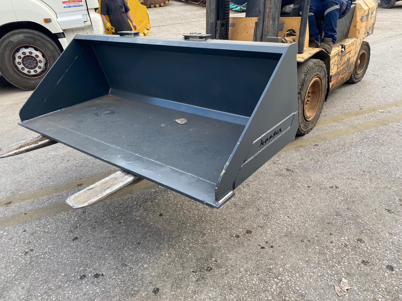 JCB 300 - Ladeschaufel für Baumaschine: das Bild 1 JCB 300 - Ladeschaufel für Baumaschine: das Bild 1