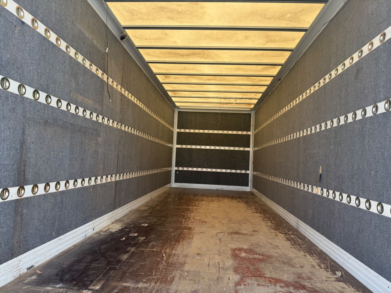 Mercedes-Benz 815 - Koffer LKW: das Bild 5 Mercedes-Benz 815 - Koffer LKW: das Bild 5