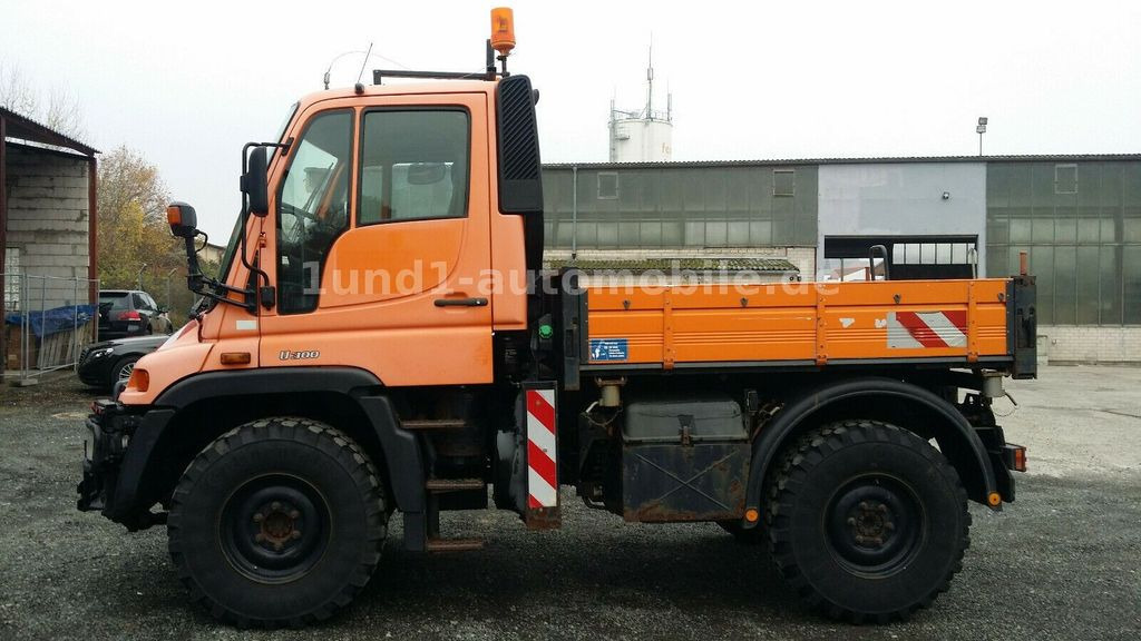 Mercedes-Benz Unimog U 300 Kipper Zugmaschine Kommunalhydraulik U 500 400 U 300 Kipper Zugmaschine Kommunalhydraulik U 500 400 - Kommunal-/ Sonderfahrzeug: das Bild 5 Mercedes-Benz Unimog U 300 Kipper Zugmaschine Kommunalhydraulik U 500 400 U 300 Kipper Zugmaschine Kommunalhydraulik U 500 400 - Kommunal-/ Sonderfahrzeug: das Bild 5
