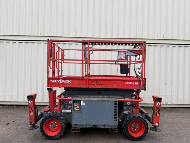 Skyjack SJ6832RT 4x4 Diesel, 11.8 Meter, 1.322 H - Scherenbühne: das Bild 5 Skyjack SJ6832RT 4x4 Diesel, 11.8 Meter, 1.322 H - Scherenbühne: das Bild 5