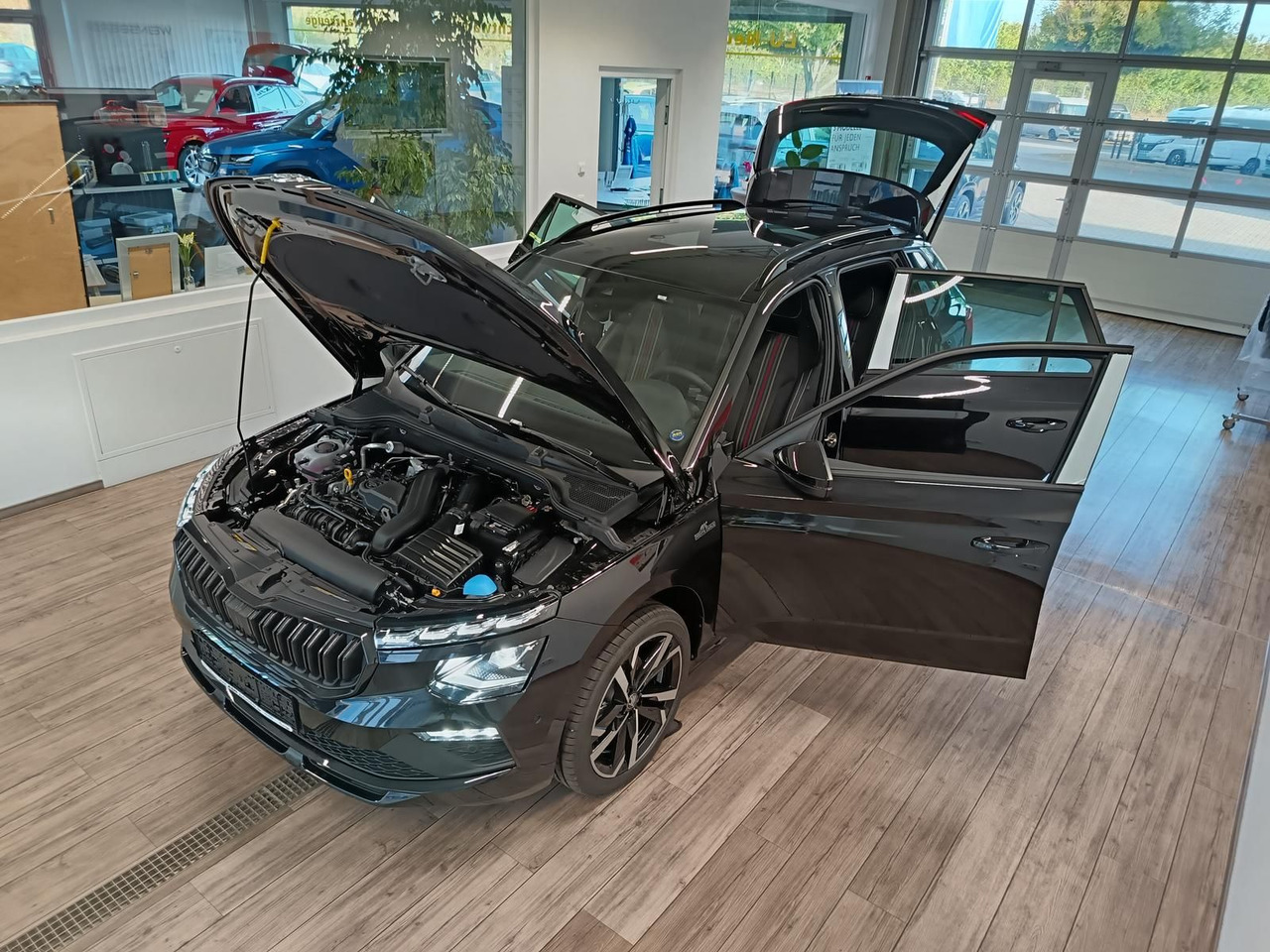 Skoda Kamiq Monte Carlo 1,5 TSI DSG*AHK*PANO*LED*ACC* - SUV/ Geländewagen: das Bild 2 Skoda Kamiq Monte Carlo 1,5 TSI DSG*AHK*PANO*LED*ACC* - SUV/ Geländewagen: das Bild 2