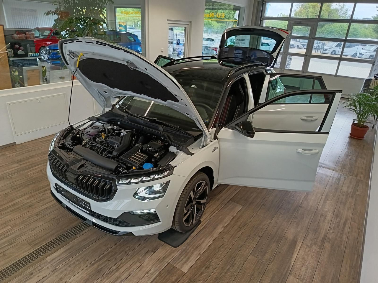 Skoda Kamiq Monte Carlo 1,5 TSI DSG*AHK*PANO*LED*ACC* - SUV/ Geländewagen: das Bild 2 Skoda Kamiq Monte Carlo 1,5 TSI DSG*AHK*PANO*LED*ACC* - SUV/ Geländewagen: das Bild 2