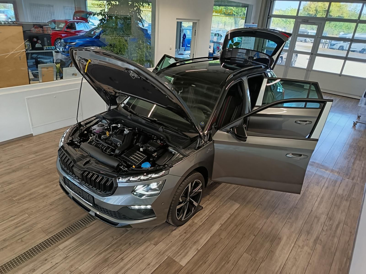 Skoda Kamiq Monte Carlo 1,5 TSI DSG*AHK*PANO*LED*ACC* - SUV/ Geländewagen: das Bild 2 Skoda Kamiq Monte Carlo 1,5 TSI DSG*AHK*PANO*LED*ACC* - SUV/ Geländewagen: das Bild 2