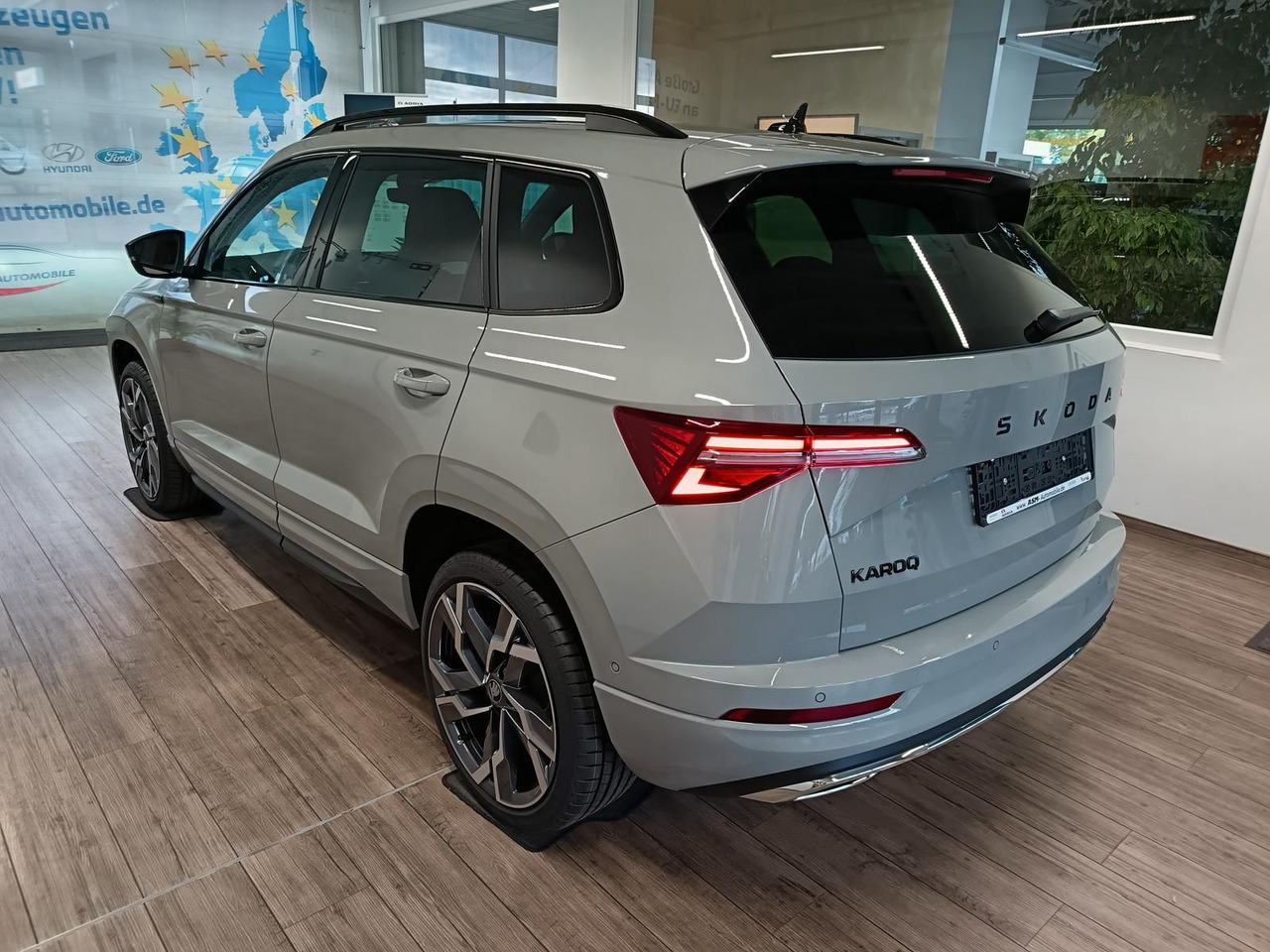 Skoda Karoq Sportline 1,5 TSI DSG*AHK*PSD*STD.HZG*NAVI - SUV/ Geländewagen: das Bild 4 Skoda Karoq Sportline 1,5 TSI DSG*AHK*PSD*STD.HZG*NAVI - SUV/ Geländewagen: das Bild 4