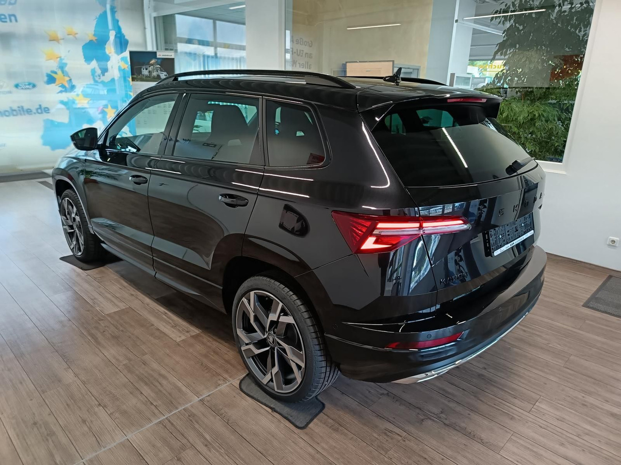 Skoda Karoq Sportline 1,5 TSI DSG*AHK*PSD*STD.HZG*NAVI - SUV/ Geländewagen: das Bild 4 Skoda Karoq Sportline 1,5 TSI DSG*AHK*PSD*STD.HZG*NAVI - SUV/ Geländewagen: das Bild 4