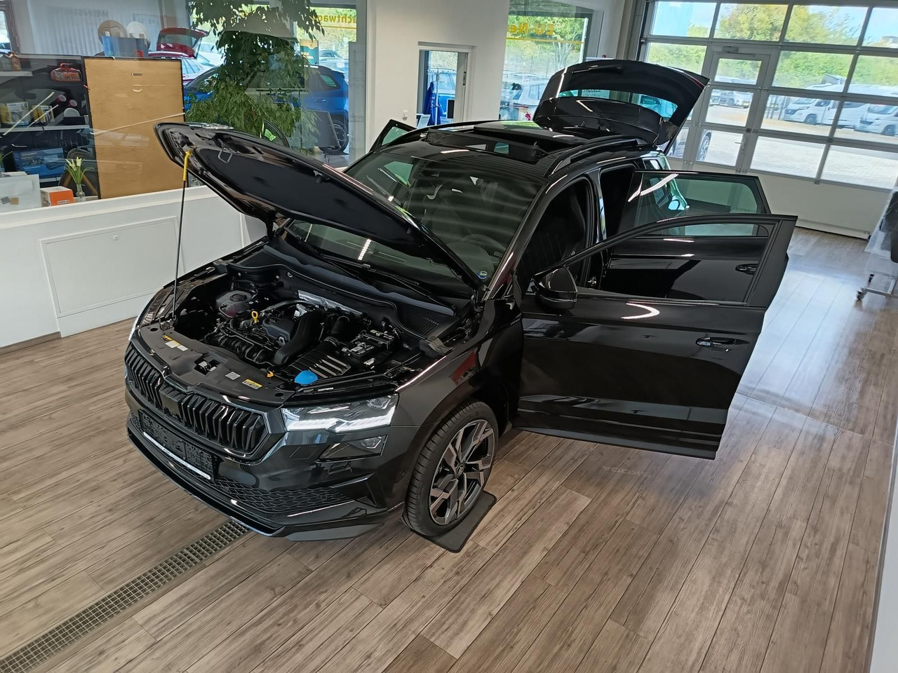 Skoda Karoq Sportline 1,5 TSI DSG*AHK*PSD*STD.HZG*NAVI - SUV/ Geländewagen: das Bild 2 Skoda Karoq Sportline 1,5 TSI DSG*AHK*PSD*STD.HZG*NAVI - SUV/ Geländewagen: das Bild 2