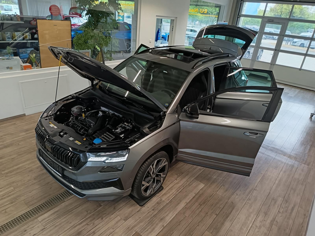 Skoda Karoq Sportline 1,5 TSI DSG*AHK*PSD*STD.HZG*NAVI - SUV/ Geländewagen: das Bild 2 Skoda Karoq Sportline 1,5 TSI DSG*AHK*PSD*STD.HZG*NAVI - SUV/ Geländewagen: das Bild 2