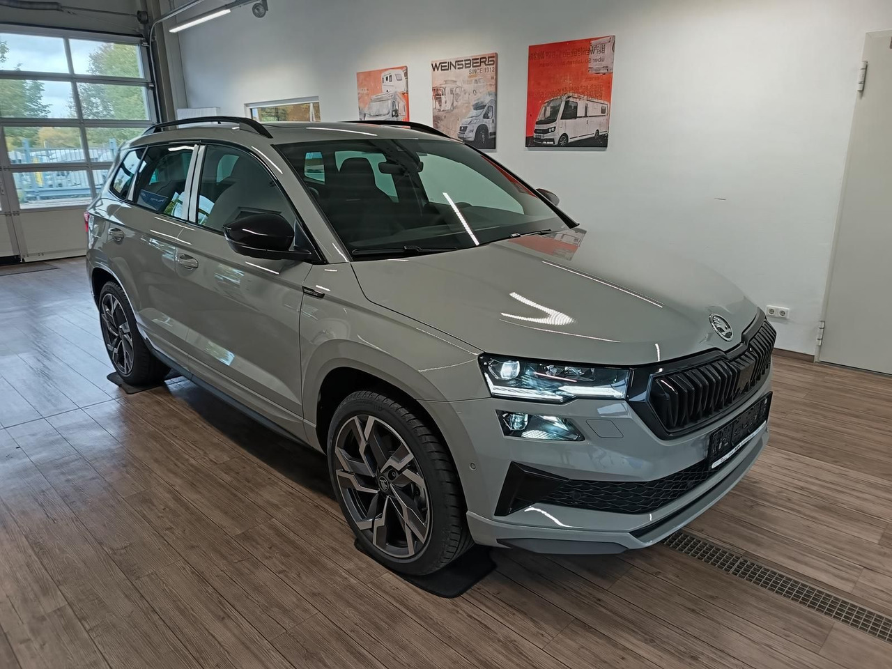 Skoda Karoq Sportline 2,0 TDI 4x4*AHK*PSD*STD.HZG*DCC* - SUV/ Geländewagen: das Bild 3 Skoda Karoq Sportline 2,0 TDI 4x4*AHK*PSD*STD.HZG*DCC* - SUV/ Geländewagen: das Bild 3