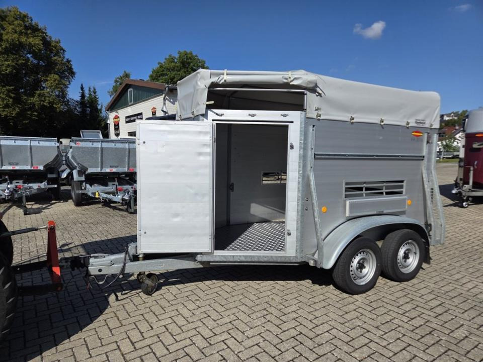 Böckmann Viehanhänger, 2,4 to. Lüftungsklappen Humbaur, Fendt - Pferdeanhänger: das Bild 1 Böckmann Viehanhänger, 2,4 to. Lüftungsklappen Humbaur, Fendt - Pferdeanhänger: das Bild 1