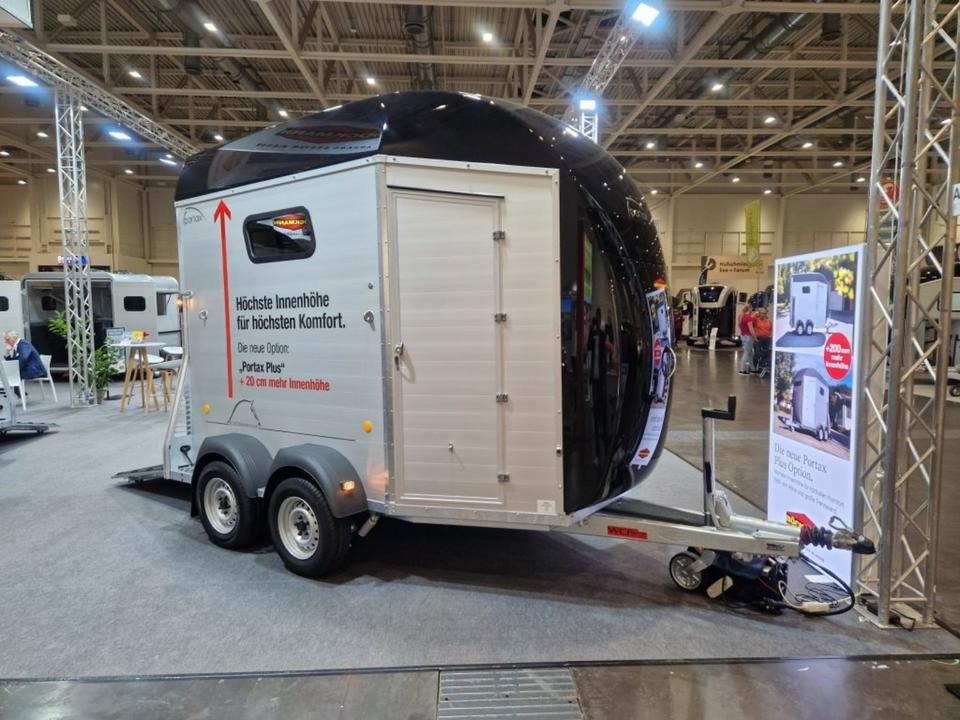 Pferdeanhänger Böckmann Portax E Plus Innenhöhe 2,55m WCF 100km/h - Pferdeanhänger: das Bild 4 Pferdeanhänger Böckmann Portax E Plus Innenhöhe 2,55m WCF 100km/h - Pferdeanhänger: das Bild 4