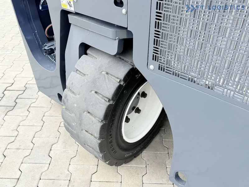 Vierwegstapler Combilift CB4000 / GAS / TRIPLEX 5200MM / FREE LIFT / FORK POSITIONER / SIDE SHIFT / EXCELLENT CONDITION / Wide range of four-way and side: das Bild 8 Vierwegstapler Combilift CB4000 / GAS / TRIPLEX 5200MM / FREE LIFT / FORK POSITIONER / SIDE SHIFT / EXCELLENT CONDITION / Wide range of four-way and side: das Bild 8