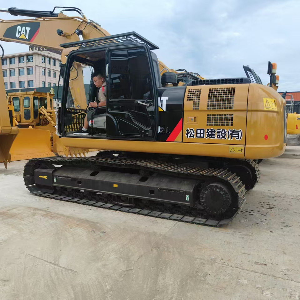 Used high quality excavator CAT 323D2L Made in Japan - Kettenbagger: das Bild 1 Used high quality excavator CAT 323D2L Made in Japan - Kettenbagger: das Bild 1