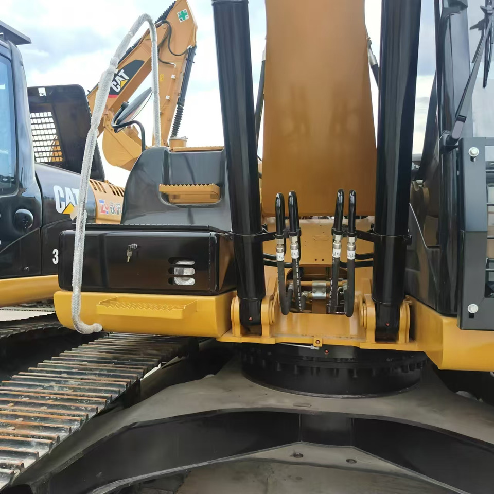 Used high quality excavator CAT 323D2L Made in Japan - Kettenbagger: das Bild 3 Used high quality excavator CAT 323D2L Made in Japan - Kettenbagger: das Bild 3