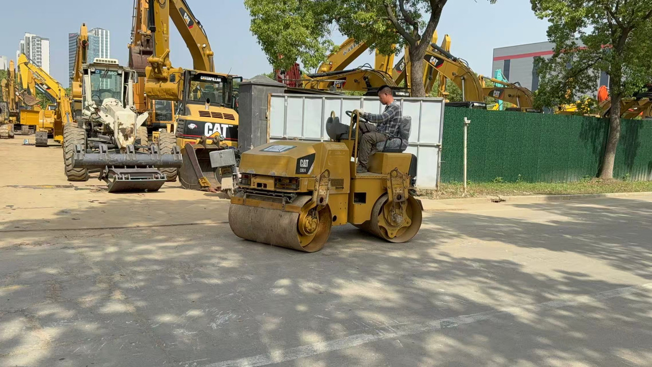 CATERPILLAR CB24B - Straßenwalze: das Bild 3 CATERPILLAR CB24B - Straßenwalze: das Bild 3