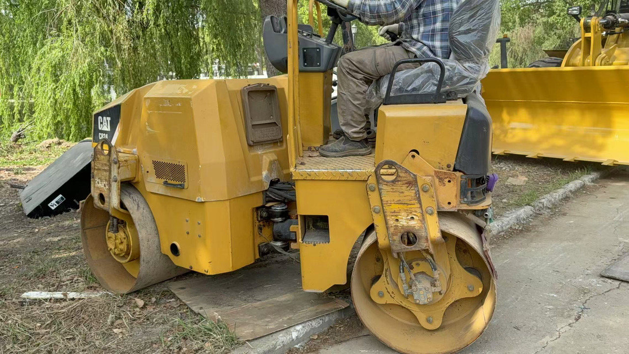 CATERPILLAR CB24B - Straßenwalze: das Bild 1 CATERPILLAR CB24B - Straßenwalze: das Bild 1