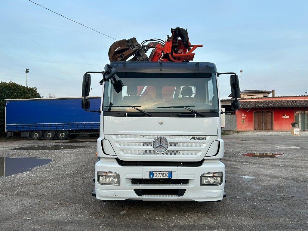 MERCEDES-BENZ MERCEDES AXOR 2533 SCARRABILE CON GRU E POLIPO - Abrollkipper: das Bild 1 MERCEDES-BENZ MERCEDES AXOR 2533 SCARRABILE CON GRU E POLIPO - Abrollkipper: das Bild 1