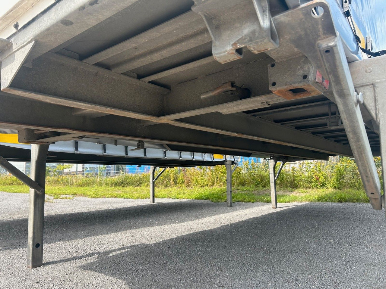 Wecon 6x Wechselpritschen Schiebeplane/Bordwand WP745S - Planenaufbau: das Bild 5 Wecon 6x Wechselpritschen Schiebeplane/Bordwand WP745S - Planenaufbau: das Bild 5