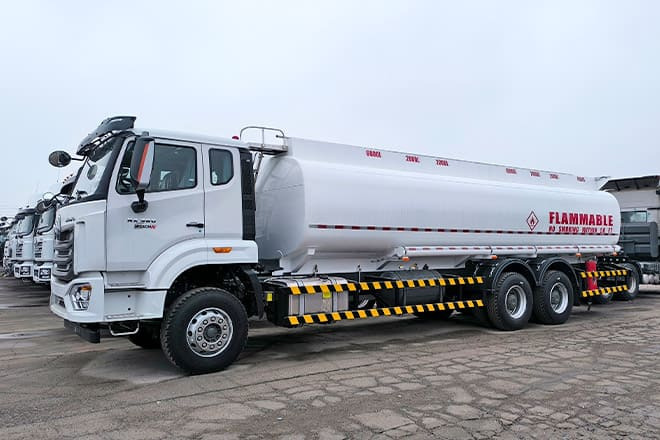 SINOTRUK Howo 380 Petrol Tanker Truck Price for Sale in Sierra Leone - Tankwagen: das Bild 1 SINOTRUK Howo 380 Petrol Tanker Truck Price for Sale in Sierra Leone - Tankwagen: das Bild 1