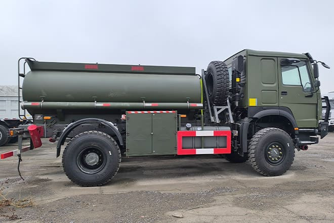 SINOTRUK Howo 4X2 Small Fuel Tanker Truck for Sale in Zambia - Tankwagen: das Bild 2 SINOTRUK Howo 4X2 Small Fuel Tanker Truck for Sale in Zambia - Tankwagen: das Bild 2