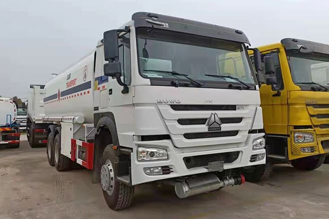 SINOTRUK Howo 6X4 Oil Truck Price for Sale in Djibouti - Tankwagen: das Bild 1 SINOTRUK Howo 6X4 Oil Truck Price for Sale in Djibouti - Tankwagen: das Bild 1