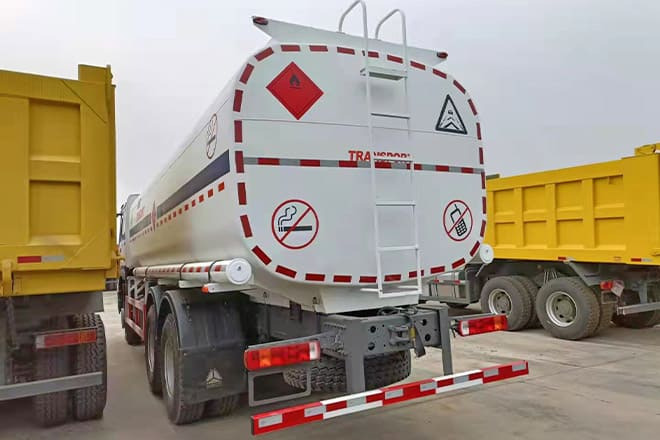 SINOTRUK Howo 6X4 Oil Truck Price for Sale in Djibouti - Tankwagen: das Bild 4 SINOTRUK Howo 6X4 Oil Truck Price for Sale in Djibouti - Tankwagen: das Bild 4