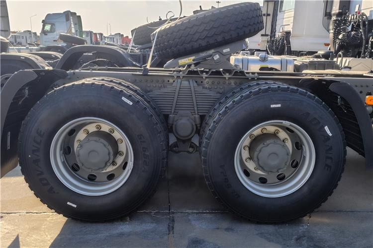 SINOTRUK Howo NX Truck Tractor 6x4 380hp Price for Sale In Tanzania - Sattelzugmaschine: das Bild 5 SINOTRUK Howo NX Truck Tractor 6x4 380hp Price for Sale In Tanzania - Sattelzugmaschine: das Bild 5