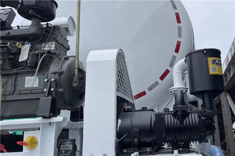 TITAN 4 Axle Bulker Cement Tanker Trailer for Sale In Zambia - Tankauflieger: das Bild 3 TITAN 4 Axle Bulker Cement Tanker Trailer for Sale In Zambia - Tankauflieger: das Bild 3