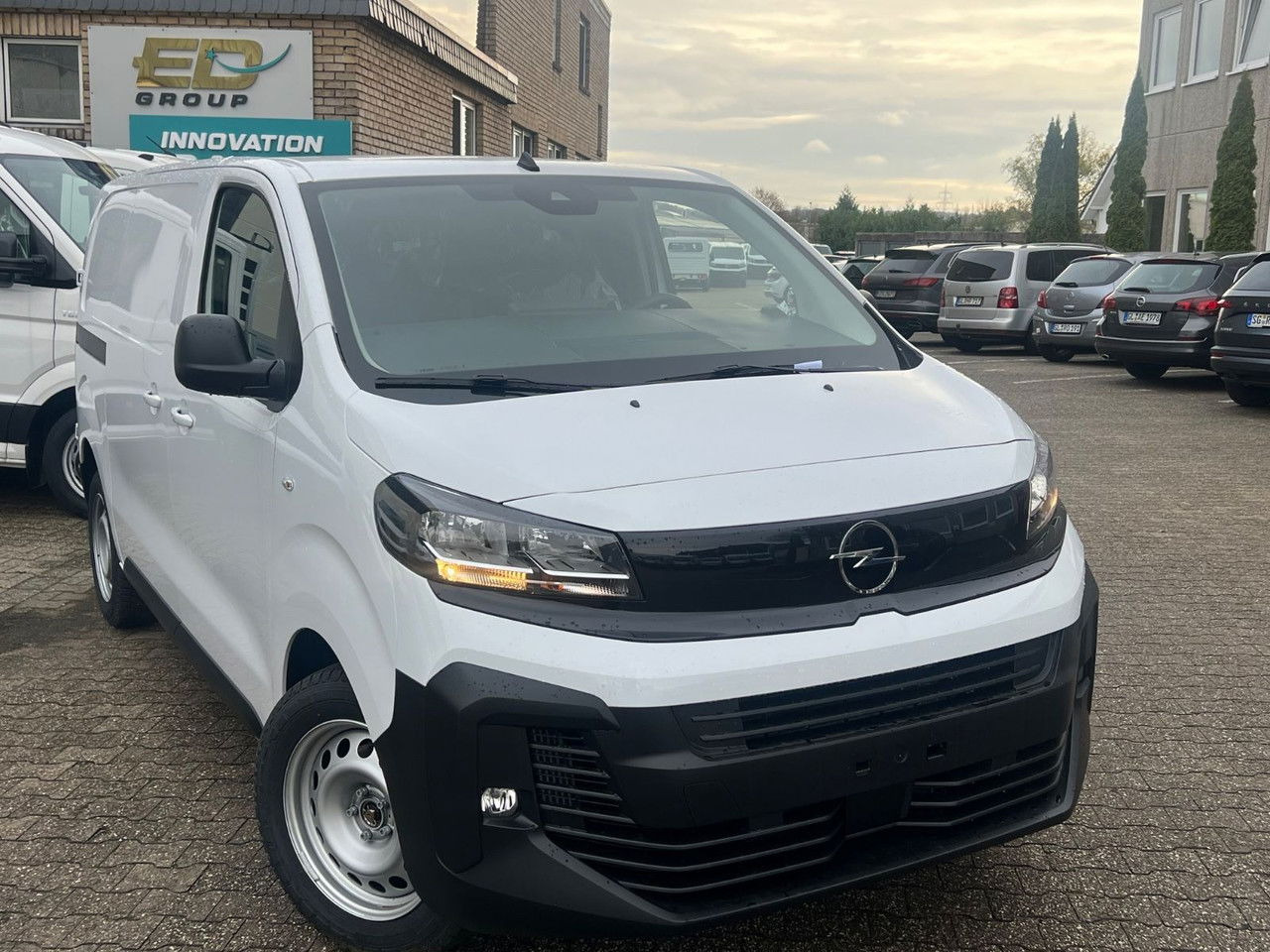 Opel Vivaro Cargo L2 H1 120 PS Allwetter AHK Rückfahr - Kastenwagen: das Bild 2 Opel Vivaro Cargo L2 H1 120 PS Allwetter AHK Rückfahr - Kastenwagen: das Bild 2