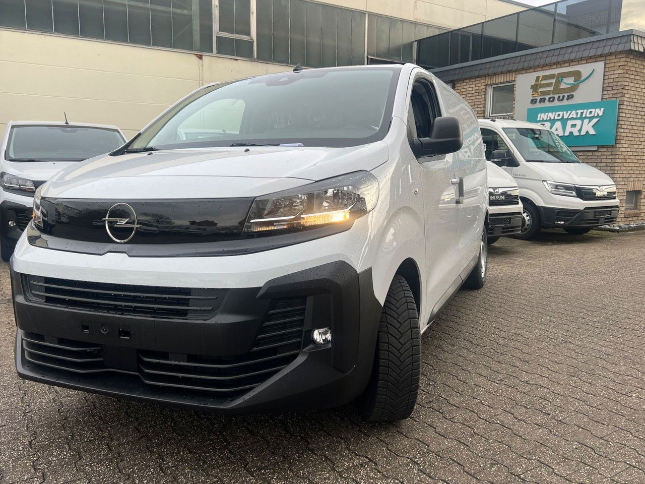 Opel Vivaro Cargo L2 H1 120 PS Allwetter AHK Rückfahr - Kastenwagen: das Bild 1 Opel Vivaro Cargo L2 H1 120 PS Allwetter AHK Rückfahr - Kastenwagen: das Bild 1