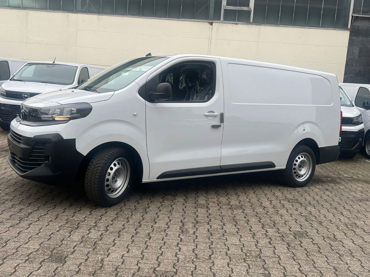 Opel Vivaro L3H1 144 PS Schalter Allwetter AHK Rückfa - Kastenwagen: das Bild 5 Opel Vivaro L3H1 144 PS Schalter Allwetter AHK Rückfa - Kastenwagen: das Bild 5