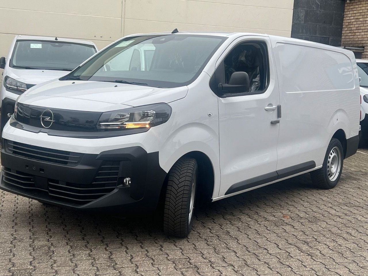 Opel Vivaro L3H1 144 PS Schalter Allwetter AHK Rückfa - Kastenwagen: das Bild 4 Opel Vivaro L3H1 144 PS Schalter Allwetter AHK Rückfa - Kastenwagen: das Bild 4