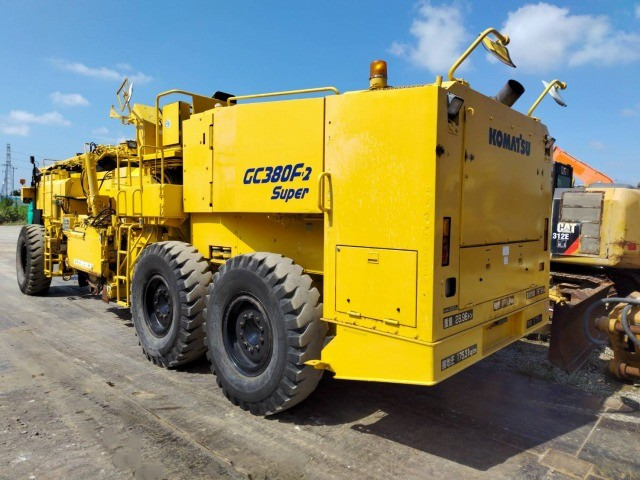 KOMATSU GC380F-2 - Kaltfräse: das Bild 2 KOMATSU GC380F-2 - Kaltfräse: das Bild 2