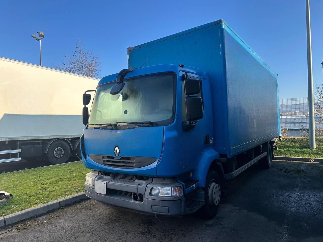 RENAULT MIDLUM 12.270 - Koffer LKW: das Bild 1 RENAULT MIDLUM 12.270 - Koffer LKW: das Bild 1