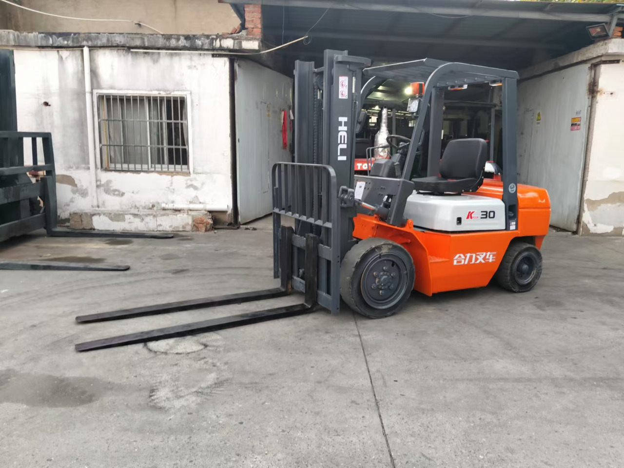 HELI k30 used diesel forklift Customizable mast clamps - Dieselstapler: das Bild 2 HELI k30 used diesel forklift Customizable mast clamps - Dieselstapler: das Bild 2