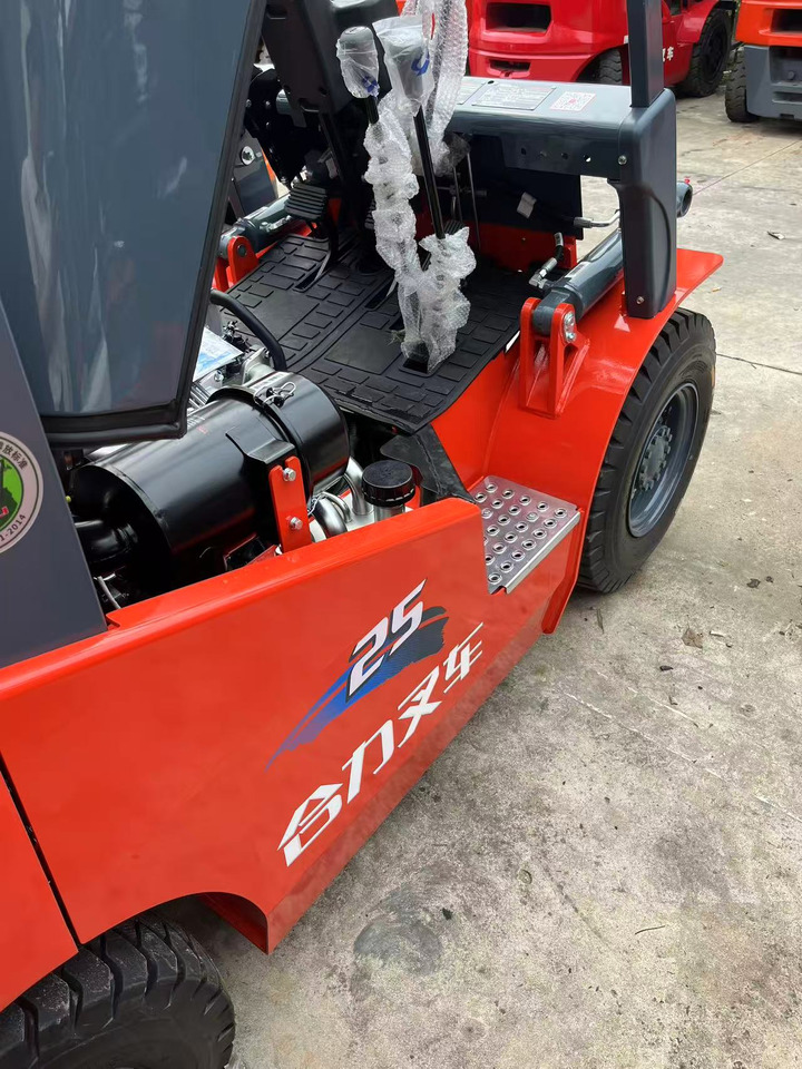 Heli brand new 2.5T diesel forklift famous China brand (Clamp available) - Dieselstapler: das Bild 2 Heli brand new 2.5T diesel forklift famous China brand (Clamp available) - Dieselstapler: das Bild 2
