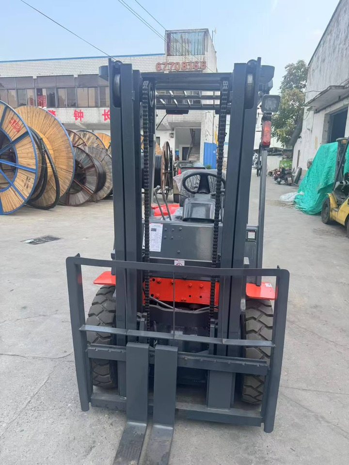 Heli stock new 2024 model 3T diesel forklift Customizable Mast & Clamp - Dieselstapler: das Bild 5 Heli stock new 2024 model 3T diesel forklift Customizable Mast & Clamp - Dieselstapler: das Bild 5