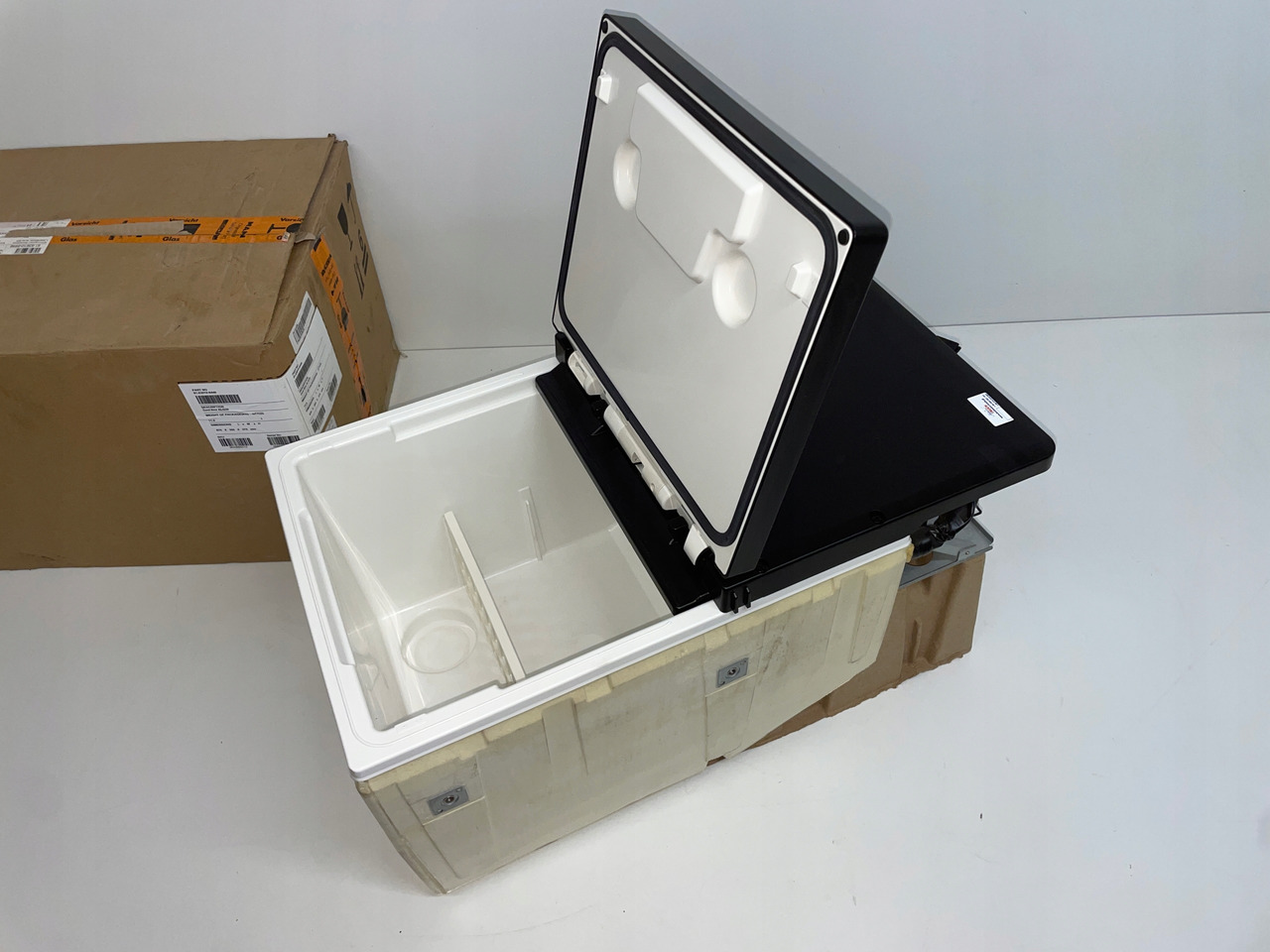 LODÓWKA CHŁODZIARKA MAN TGS TGL TGM 3 TGS3 EURO 6 81639106400 - Fahrerhaus und Interieur für LKW: das Bild 3 LODÓWKA CHŁODZIARKA MAN TGS TGL TGM 3 TGS3 EURO 6 81639106400 - Fahrerhaus und Interieur für LKW: das Bild 3